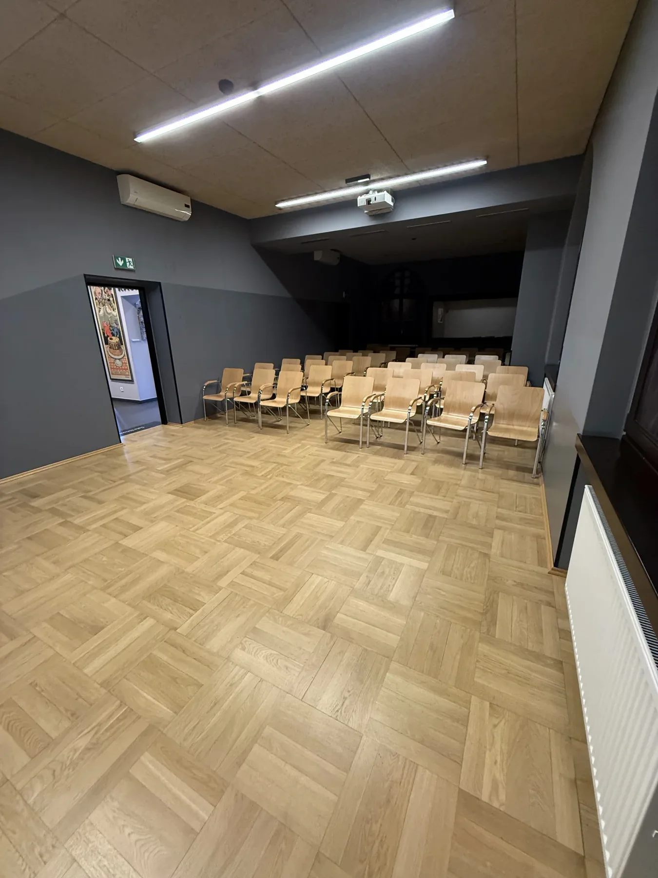 Sala kinowa w Muzeum Powstań Śląskich przygotowana w układzie teatralnym
