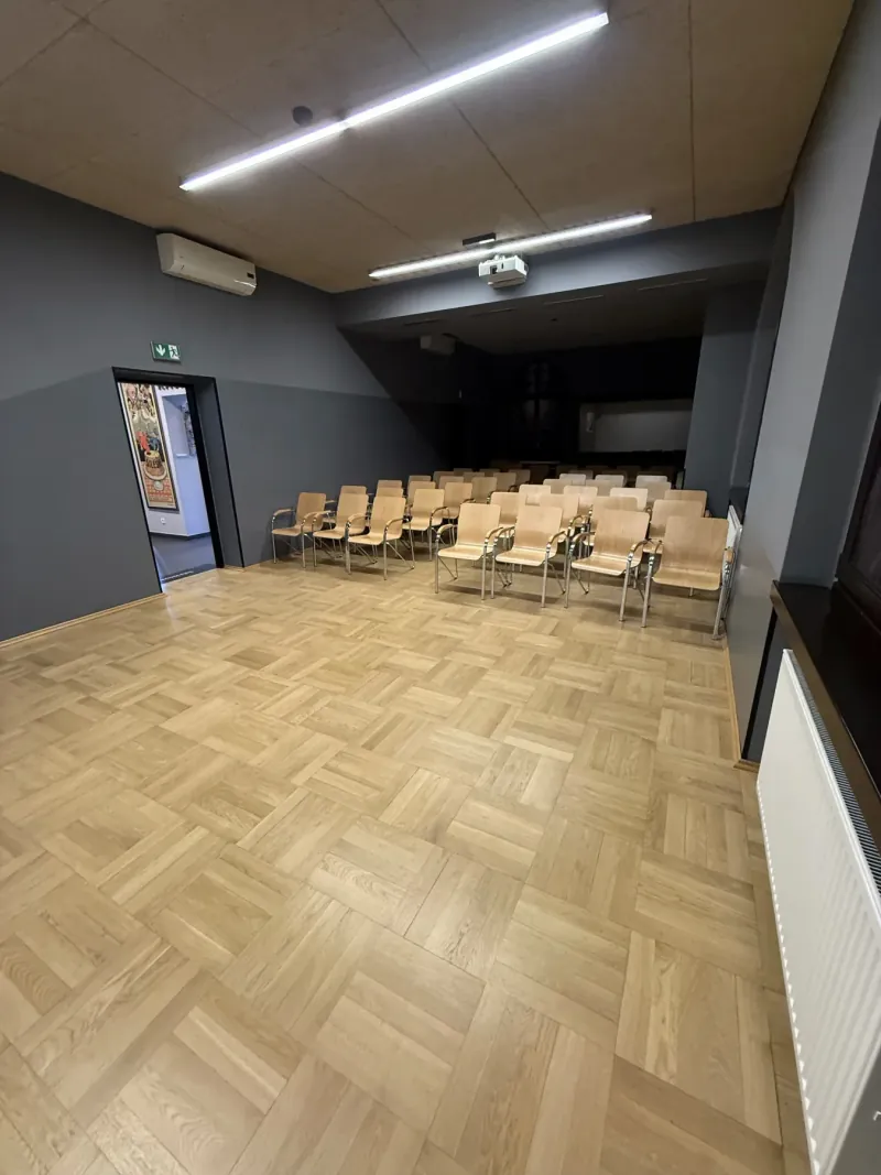 Sala kinowa w Muzeum Powstań Śląskich przygotowana w układzie teatralnym